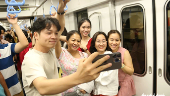 Hàng ngàn người dân trải nghiệm những chuyến tàu metro số 1 sau đêm countdown