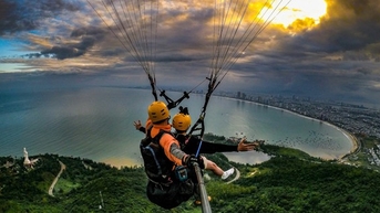 Đến Đà Nẵng du khách thử trải nghiệm bay dù lượn tại bán đảo Sơn Trà