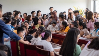 Hàng trăm phụ huynh "vây" trường: Đại diện Phòng GD&ĐT Nam Từ Liêm xin lỗi