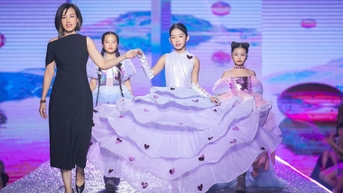 Con gái 11 tuổi của Xuân Lan tỏa sáng trên sàn diễn thời trang
