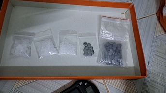 Công nhân để dành tiền buôn ma túy, giấu thuốc lắc, Ketamine trong gấu bông