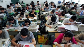 Hiệu trưởng bị đuổi việc vì nhận quà của học sinh