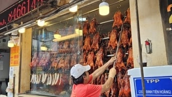 Heo quay, cá lóc nướng đắt hàng trong ngày vía Thần tài