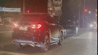 Lái ôtô tông xe khác nhiều lần giữa ngã tư