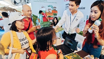 'Đổi rác lấy quà', niềm vui xanh cho trẻ nhỏ vào ngày cuối tuần giữa lòng TP.HCM