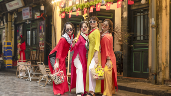 Giới trẻ nhộn nhịp chụp ảnh trên phố dịp cuối năm