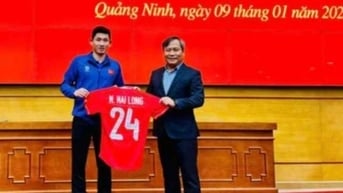 Tiền vệ Hai Long nhận gần 500 triệu đồng khen thưởng từ tỉnh Quảng Ninh
