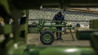 Thiếu hụt đạn dược trong xung đột với Nga, Ukraine tăng cường sản xuất vũ khí "cây nhà lá vườn"