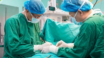 Kẹt tay vào cửa, bé gái nhập viện với búp ngón tay bị đứt lìa