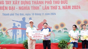 Hơn 7.000 người đi bộ ủng hộ người nghèo