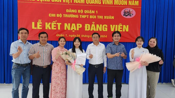 Quận 1: Kết nạp hai học sinh ưu tú vào Đảng