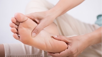 Tác dụng bất ngờ sau 10 phút xoa bóp chân trước khi ngủ