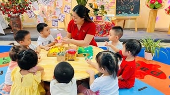 Thứ trưởng Bộ GD&ĐT và những câu chuyện xúc động về giáo dục mầm non