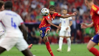 Thần đồng Yamal lại thắng lớn khi đánh bại Bellingham, được UEFA trao giải cao quý