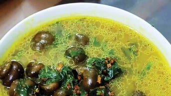 Ở Cao Bằng, trời mưa lội ruộng mò bắt một con động vật bò như sên, đem nấu lá lốt, cả làng khen