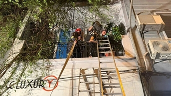 Giải cứu 2 người mắc kẹt trong vụ cháy nhà dân ở Hà Nội