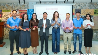 អ្នកសារព័ត៌មាន និងសារព័ត៌មានមតិសាធារណៈបានរៀបចំកម្មវិធី 'ត្រឡប់ទៅប្រភព និងផ្តល់ប័ណ្ណសមាជិកភាព' នៅទីតាំងប្រវត្តិសាស្ត្រនៃសាលាសារព័ត៌មាន Huynh Thuc Khang