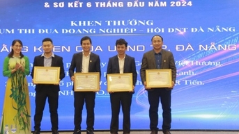 Đà Nẵng tặng cờ thi đua cho hội viên Hội Doanh nhân trẻ Đà Nẵng