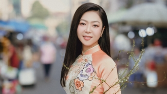 Ha Thanh Xuan បង្អួតសម្រស់នៅ Ao Dai បង្ហាញពីគម្រោងទៅធ្វើបុណ្យ Tet នៅវៀតណាម