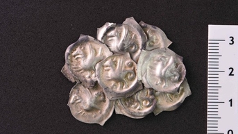 ជីក​បំពង់​បង្ហូរ កម្មករ​រក​កំណប់​នៅ​ព្រៃ​ខ្មៅ