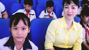 Thành phố hoa vàng cỏ xanh chào đón 180 GV-SV-HS: Ba trên trời có biết con được Tiếp sức đến trường?