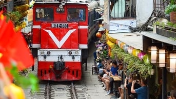 Giá vàng nhảy múa và du khách tạo dáng trên đường ray ở Hà Nội
