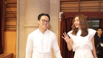 Siêu mẫu Thanh Hằng xinh đẹp rạng rỡ, cổ vũ chồng nhạc trưởng trong sự kiện lớn của cuộc đời
