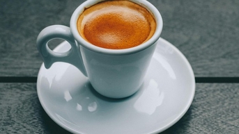 Chuyện gì xảy ra khi dùng quá nhiều caffeine lúc trời nóng?