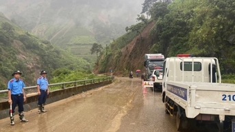 Phân luồng giao thông ở quốc lộ 32 do mưa lũ