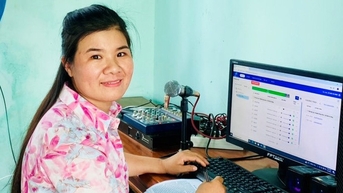 Phút hoảng hồn của nữ phát thanh viên khi già làng dọa đổ cơm xuống suối