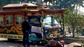 Dừng chờ đèn đỏ, 3 người bị xe tang tông thương vong