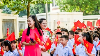 'Nhìn thầy cô từ chối miễn học phí cho con, nhân viên trường học càng tủi’