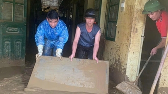 ផ្ទះ​លិច​ទឹក តែ​បារម្ភ​សិស្ស​មុន
