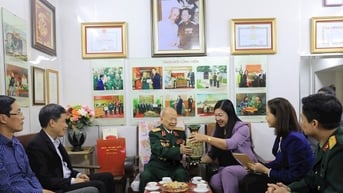 Mặt trận Hà Nội tri ân, tặng quà tướng lĩnh quân đội