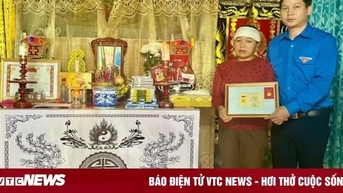 Trao Huy hiệu Tuổi trẻ dũng cảm cho thanh niên xung kích bị lũ cuốn lúc giúp dân