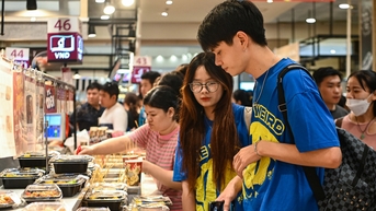 Trung tâm thương mại ở Hà Nội đông nghẹt người mua sắm trong ngày nghỉ lễ