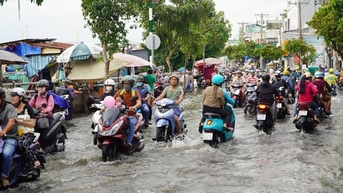 Chiều nay, triều cường đạt đỉnh, TPHCM vẫn mưa dông vào cuối tuần