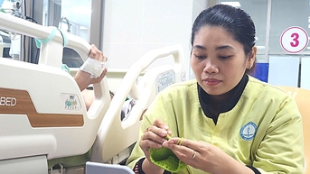 Chăm con nhập viện, người mẹ trẻ làm nón len tặng trẻ sơ sinh