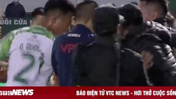 Cầu thủ HAGL chơi xấu, cảnh sát cơ động phải vào sân can thiệp