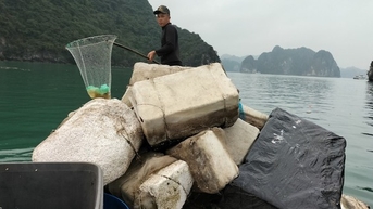 Huy động tàu thuyền dọn dẹp rác thải 'bủa vây' di sản vịnh Hạ Long