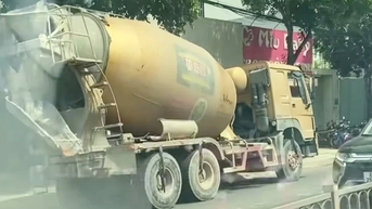 Xe trộn bê tông chạy ngược chiều ở TPHCM