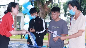 Học đại học lo thất nghiệp, đi xuất khẩu lao động kiếm tiền sớm khỏe hơn?