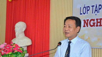 ក្វាងង៉ៃ បង្វឹក និងបង្រៀនសិល្បៈនៃការសម្តែង Bai Choi