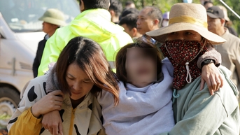 전복되어 사망한 아버지와 아들, 조국으로 돌아가며 목이 졸리는 작별 인사