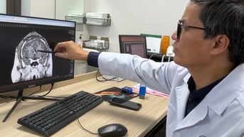 Kỳ diệu ca phẫu giải thoát đớn đau cho chàng trai 21 năm động kinh