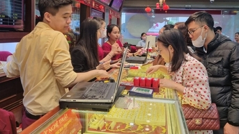 Mốc 3.000 USD/ounce không còn xa, có nên xuống tiền mua vàng?