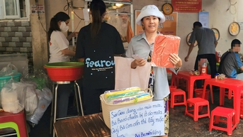 កន្ត្រក​អាវ​ភ្លៀង​ដ៏​កក់​ក្ដៅ​មាន​ការ​អញ្ជើញ 'មិត្ត​នារី បើ​អ្នក​ត្រូវ​ការ សូម​យក​វា​ទៅ​ពាក់'