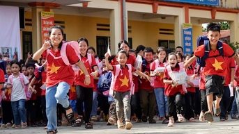 Ba lô mới, vở bút mới và nụ cười của học sinh vùng lũ Trấn Yên
