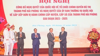 Chủ tịch Quốc hội trao nghị quyết về tổ chức chính quyền đô thị TP Hải Phòng