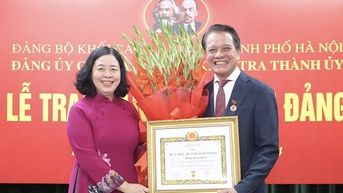 Trao Huy hiệu 40 năm tuổi Đảng tặng Chủ nhiệm Ủy ban Kiểm tra Thành ủy